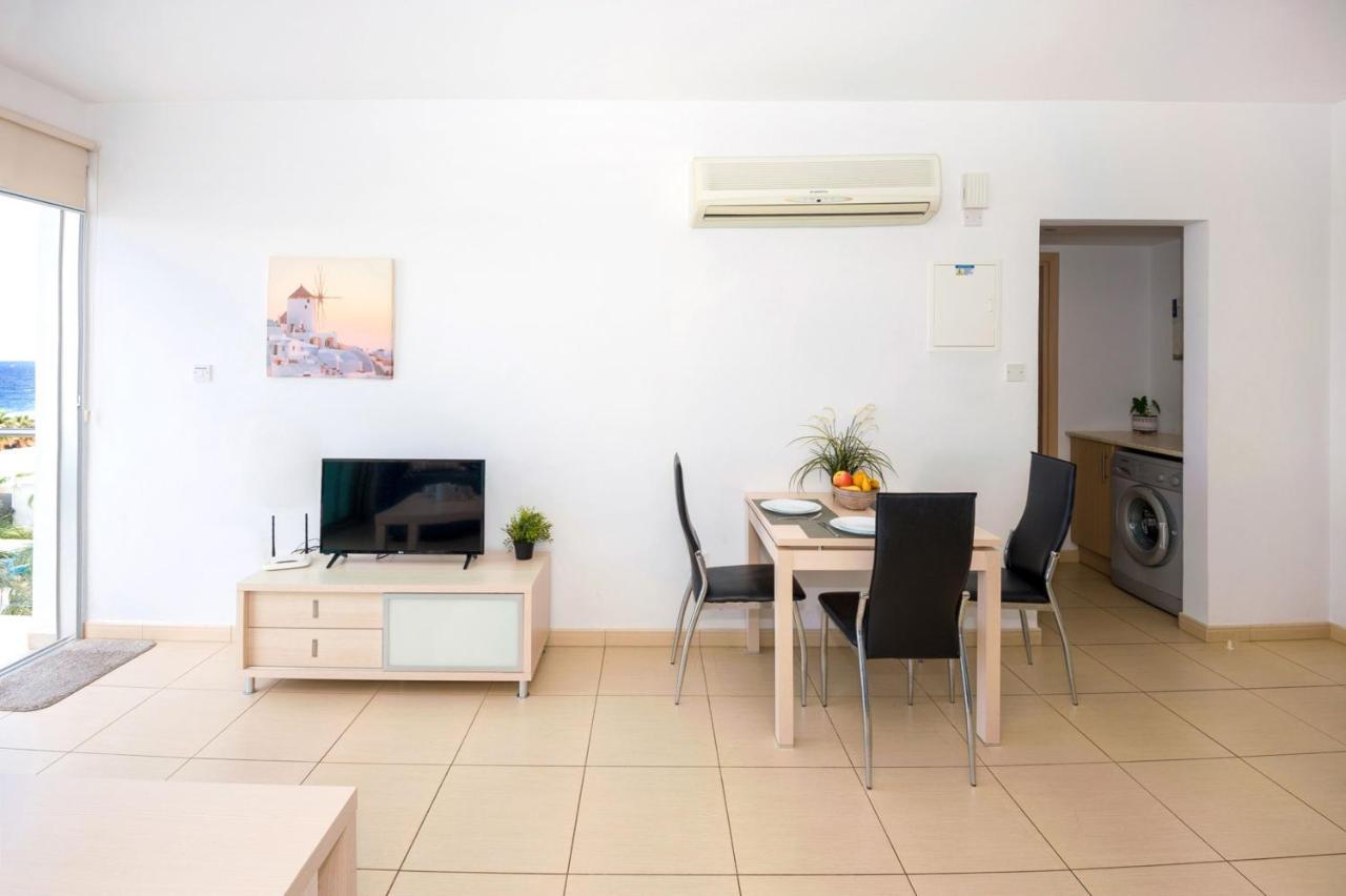 Gabriela - Coralli Beachfront Apartment Protaras Exterior foto